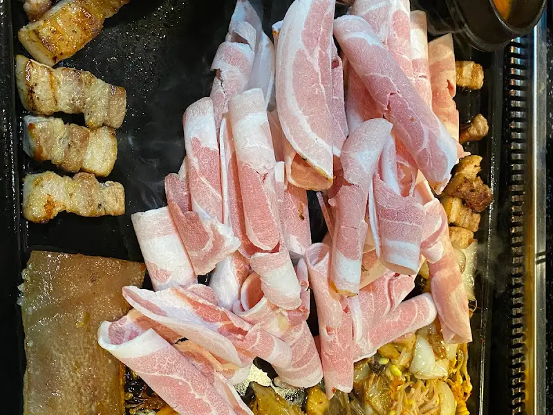 불판 가득 올려진 삼겹살