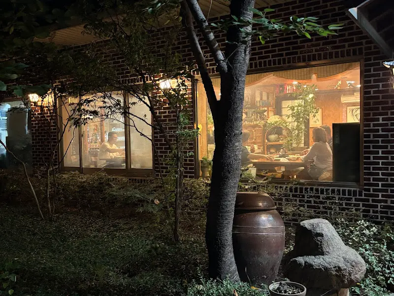 정겨운 분위기의 식당 외관