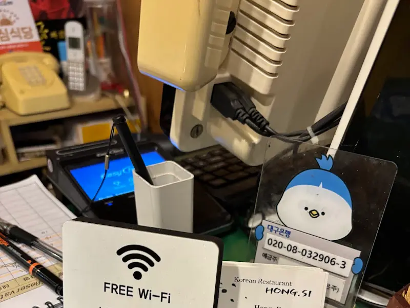 정겨운 소품들이 가득한 카운터