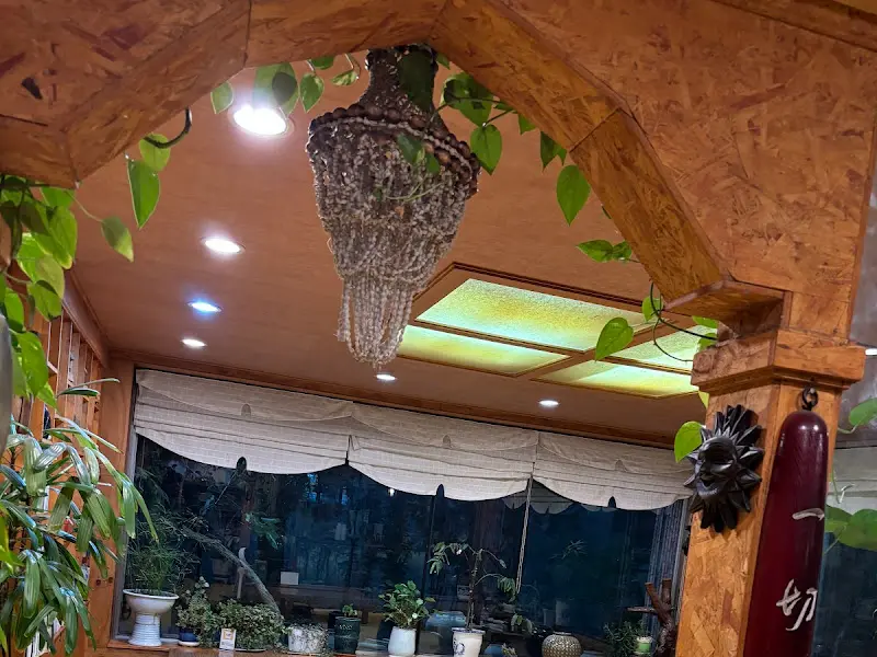 샹들리에가 인상적인 내부