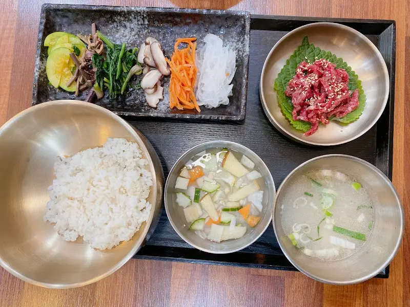 푸짐한 육회비빔밥 한 상 차림