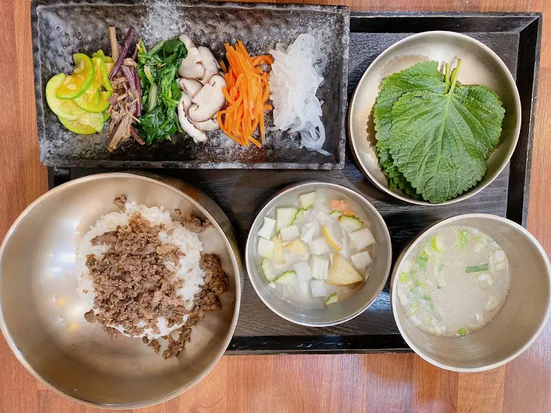 다채로운 색감의 비빔밥 재료