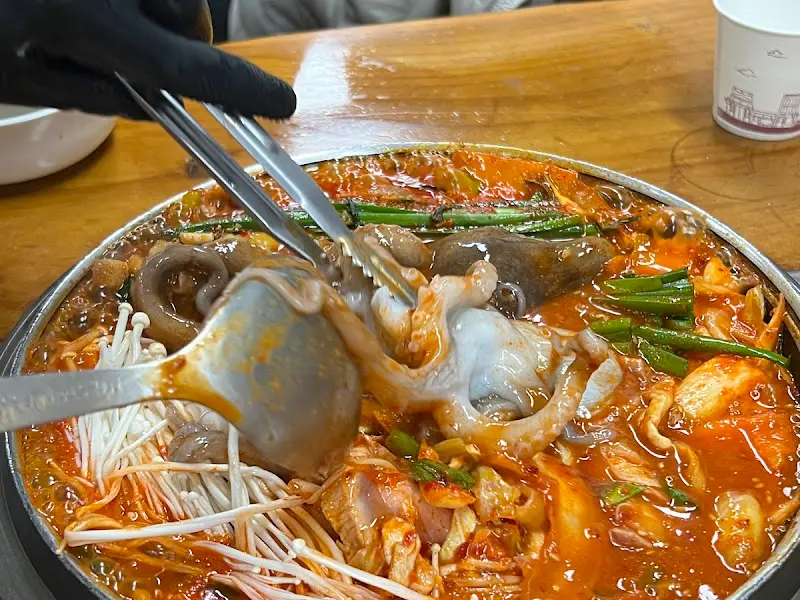 보글보글 끓는 짱구네 낙지전골