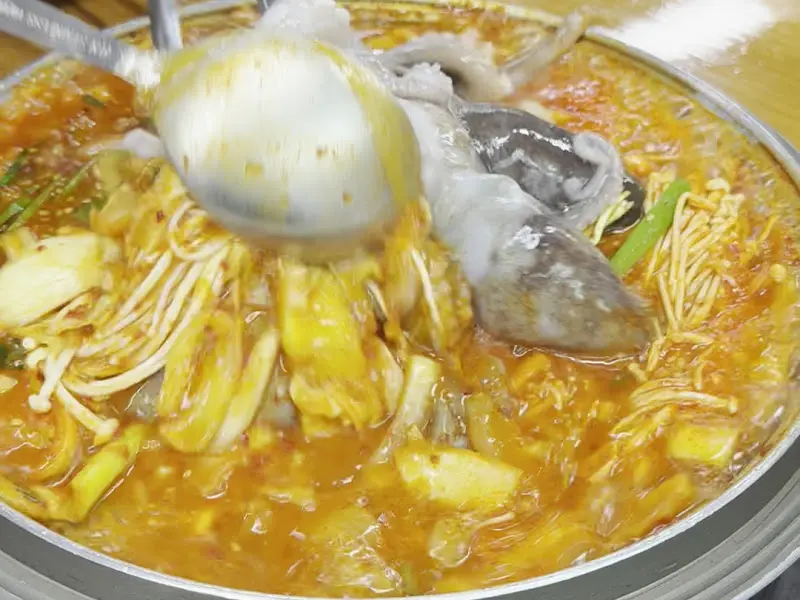 보글보글 끓는 낙지전골