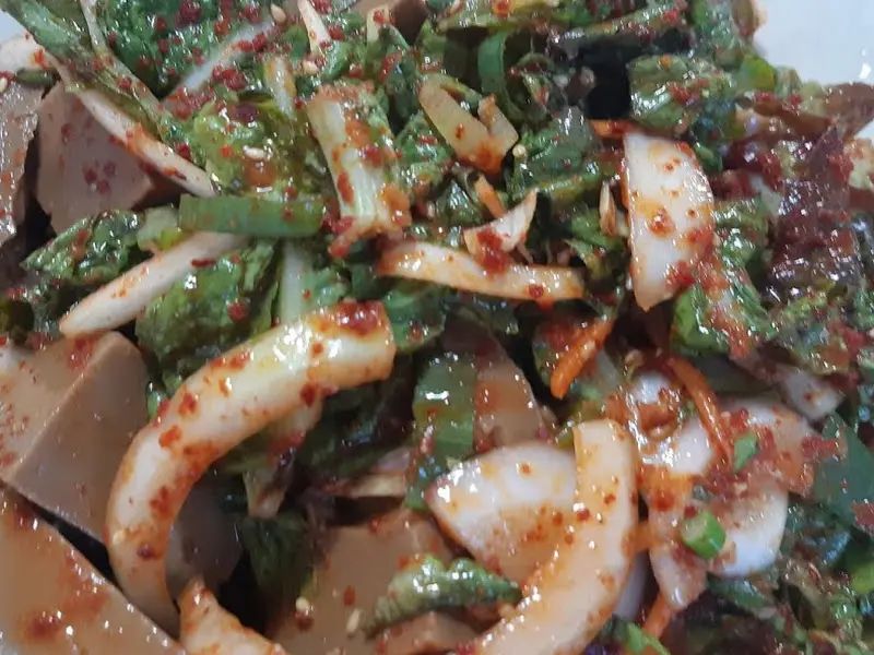 윤기가 흐르는 도토리묵무침