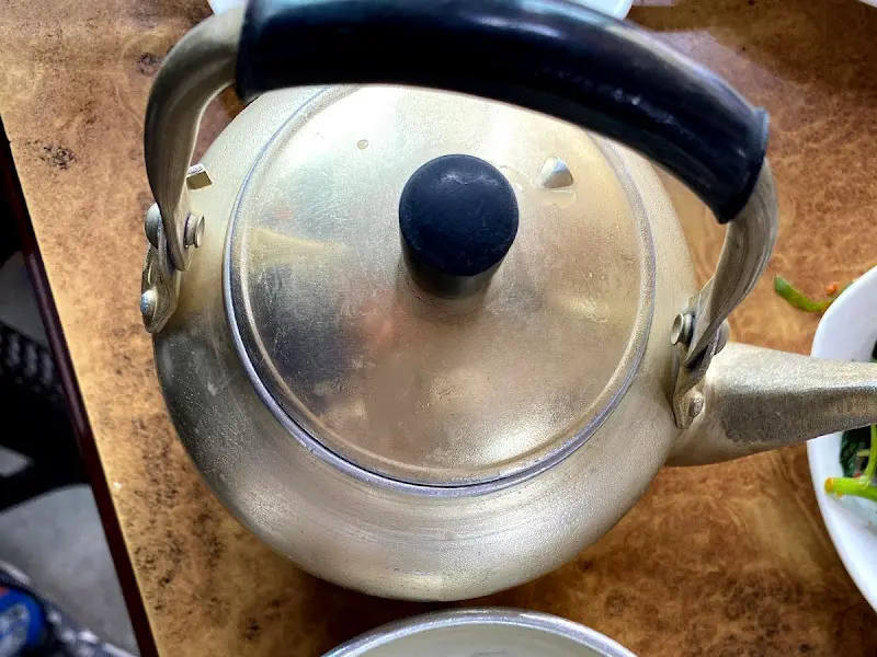 따뜻한 물이 담긴 양은 주전자