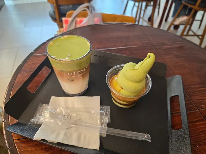 말차 밀크티와 볶은 녹차 밀크티