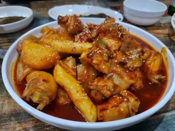 추억을 맛보다, 창원 상남동 맛집 “못난이 닭도리탕”에서 즐기는 푸짐한 한 상! 향수를 자극하는 노포의 매력 속으로