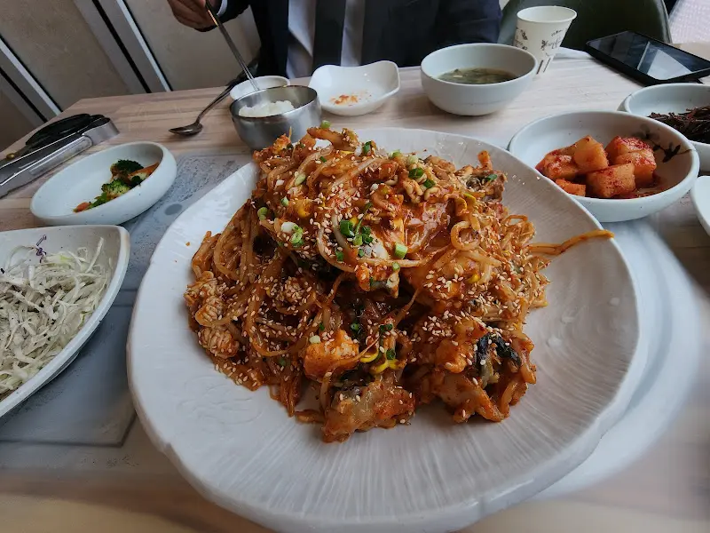 아구찜과 다양한 밑반찬