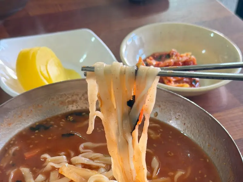젓가락으로 면 들기