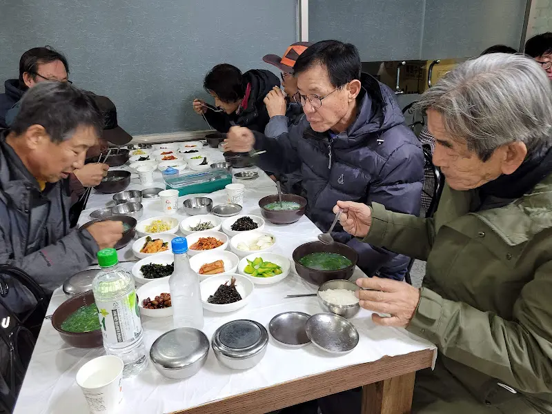 손님들이 재첩국 정식을 즐겁게 먹는 모습