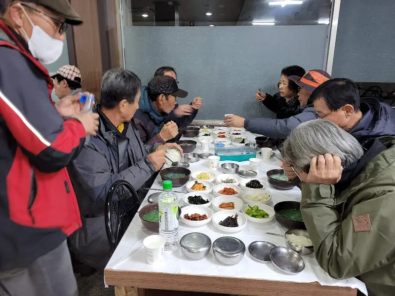 식사를 즐기는 손님들의 모습