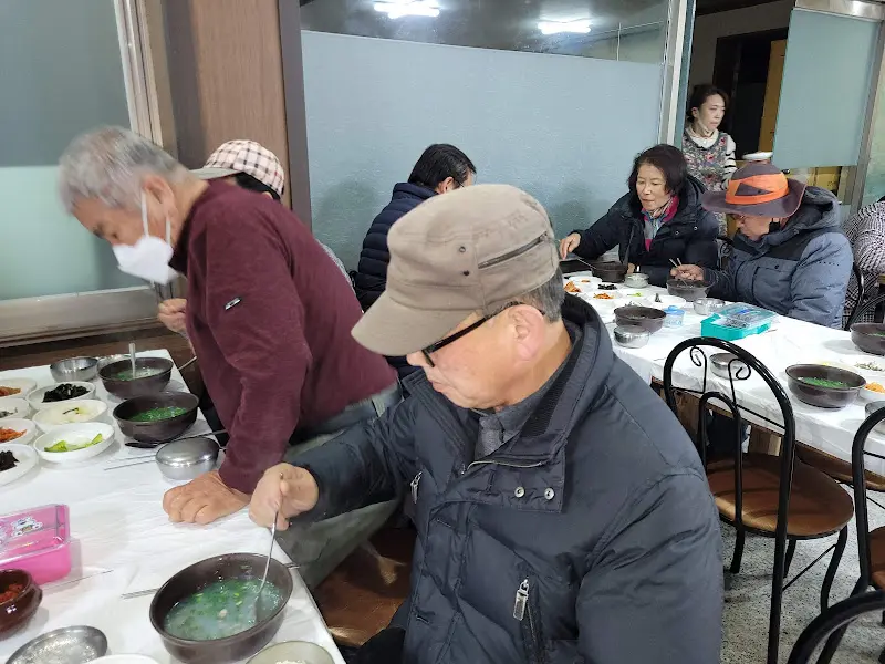 재첩국을 맛있게 먹는 손님의 모습