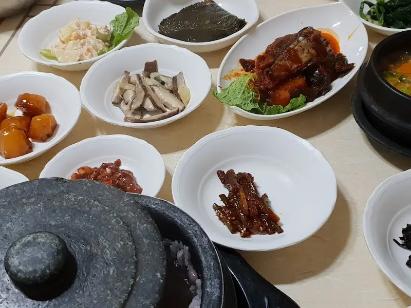 돌솥밥과 반찬들의 근접 촬영