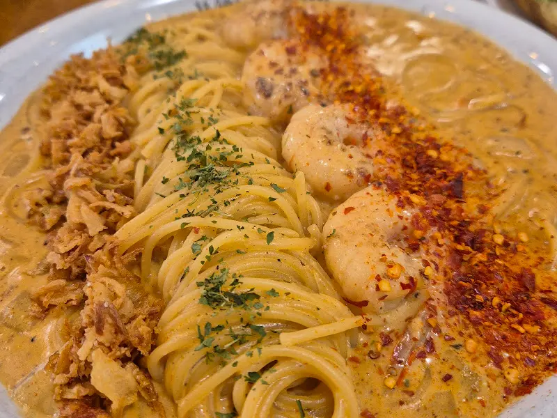 매콤한 새우 크림 파스타의 클로즈업 샷