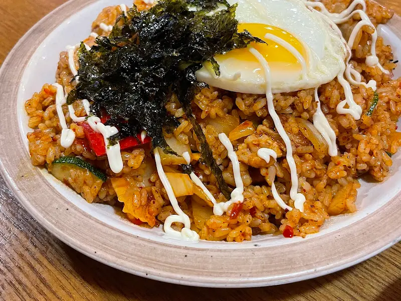김치 필라프 위에 올려진 계란프라이와 김가루
