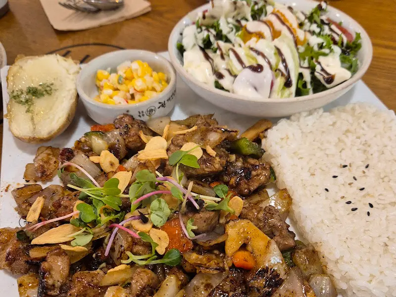 갈릭 목살 찹스테이크와 샐러드, 밥의 조화