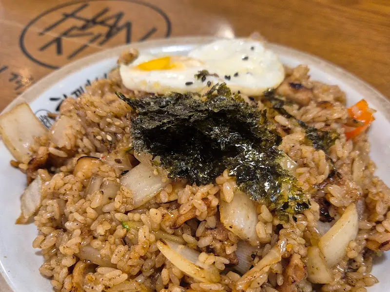 계란프라이가 올라간 매콤 차돌 필라프