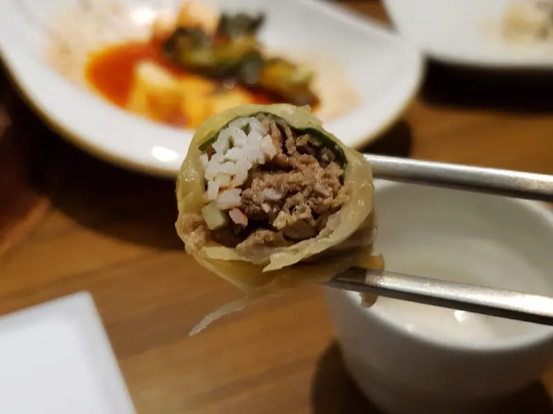 젓가락으로 집어 올린 육회