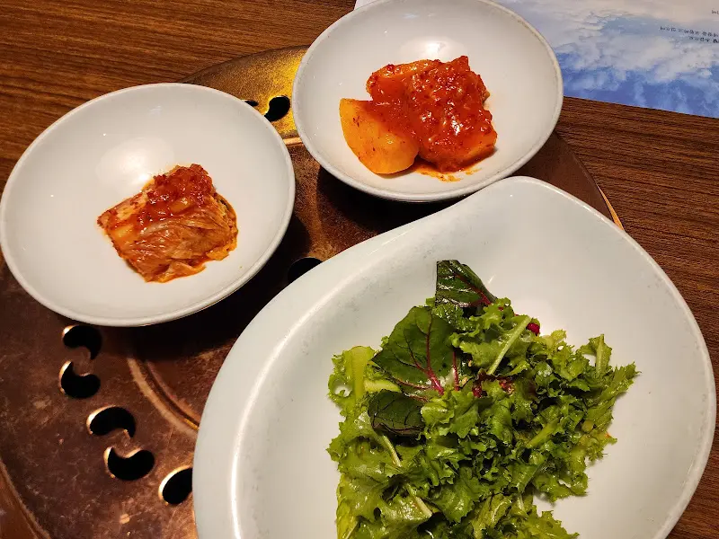 정갈하게 담긴 샐러드와 김치, 깍두기