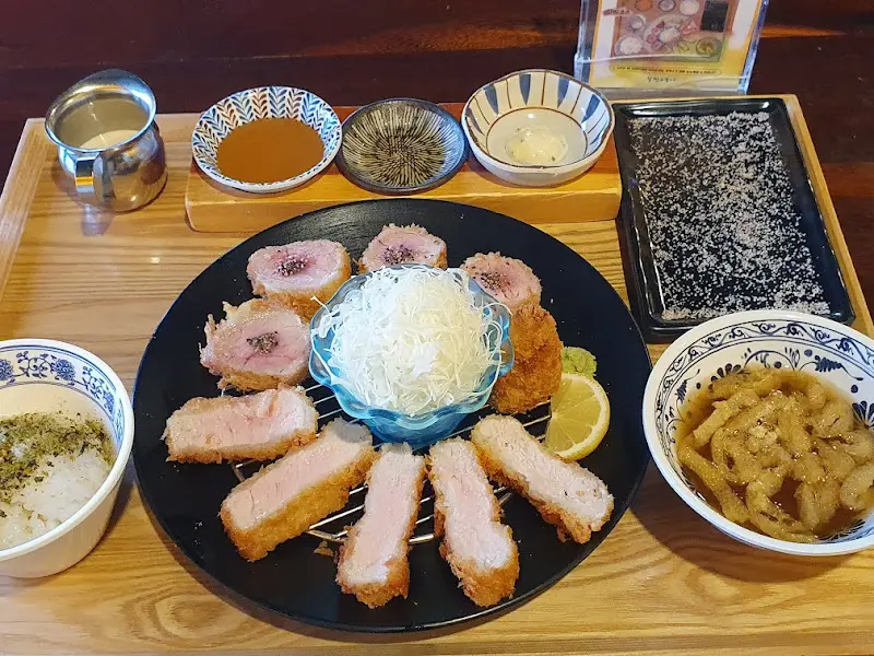 살찐고등어 흑돼지 등심 돈까스 정식 한 상 차림