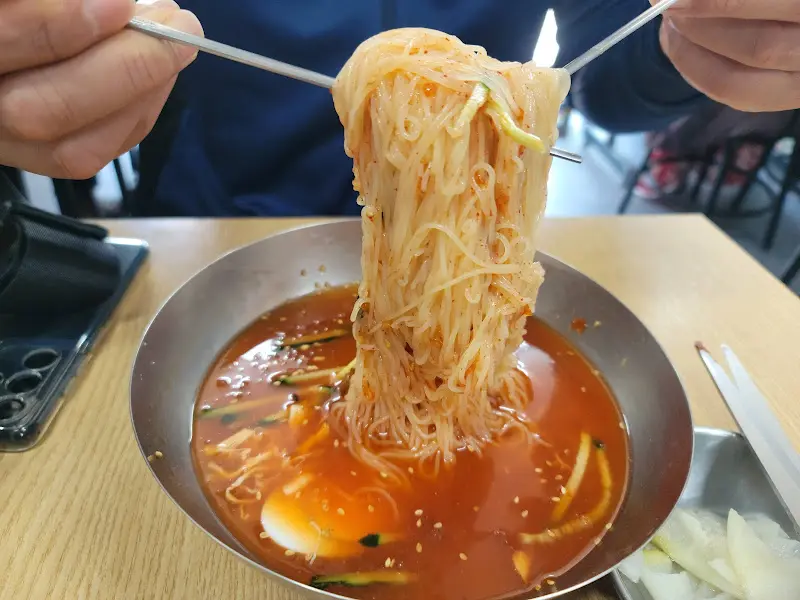 젓가락으로 들어올린 밀면