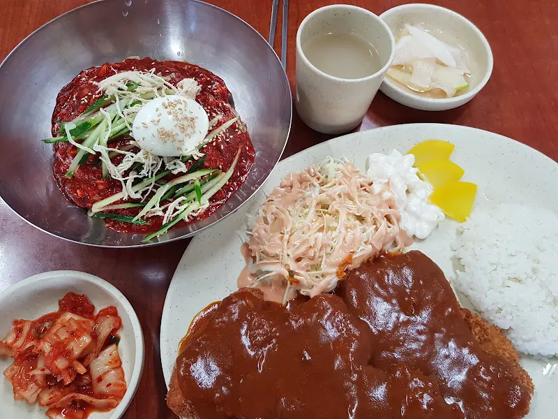 비빔밀면과 돈까스