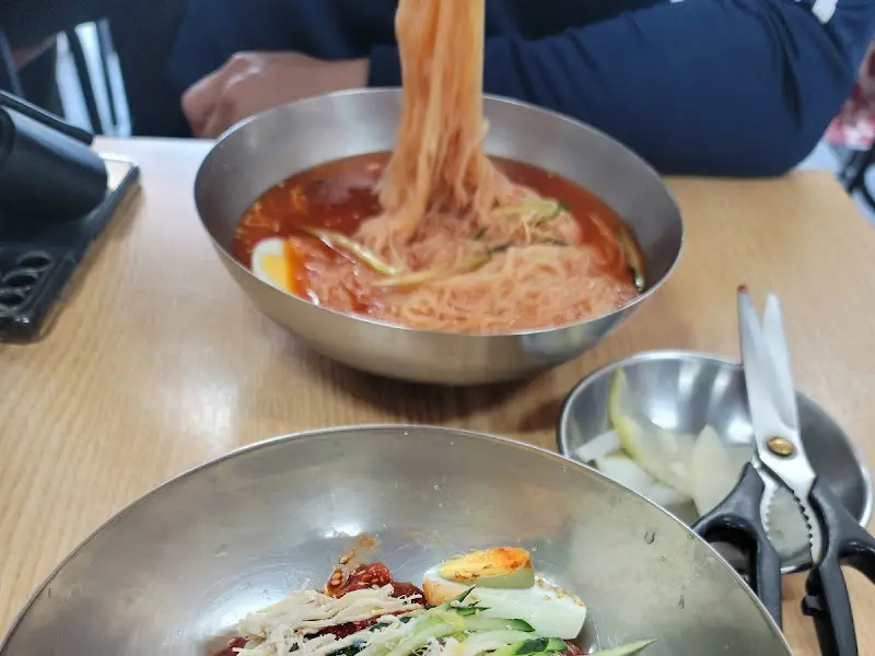 면을 들어올린 모습