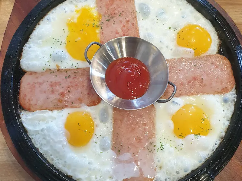 계란과 햄이 구워져 나오는 사이드 메뉴