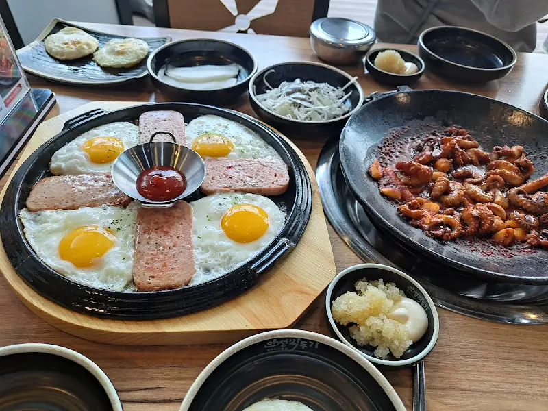 쭈꾸미 볶음과 사이드 메뉴