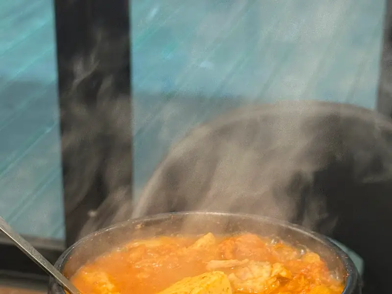 뚝배기에 담겨 보글보글 끓고 있는 김치찌개의 모습