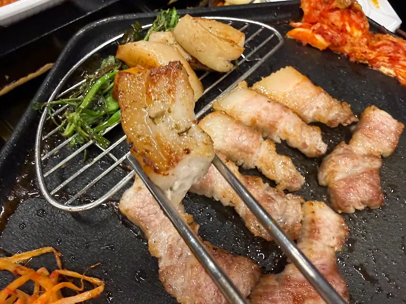 집게로 고기를 들어올리는 모습