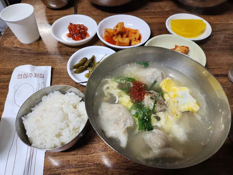 푸짐한 만두백반 한 상