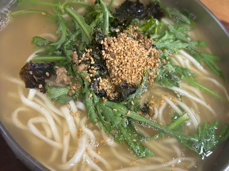 멸치육수의 깊은 맛이 일품인 대선칼국수의 칼국수