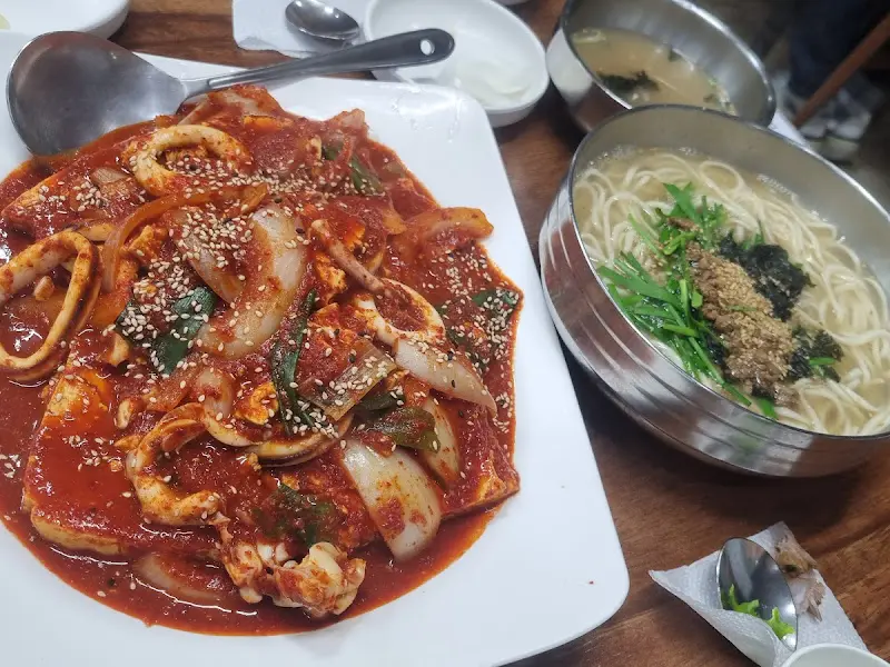 오징어 두루치기와 칼국수의 조화