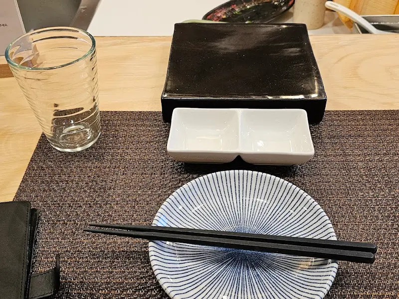 깔끔하게 정돈된 테이블 세팅