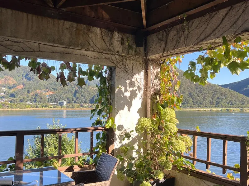 강변을 바라보며 커피를 즐길 수 있는 야외 테이블