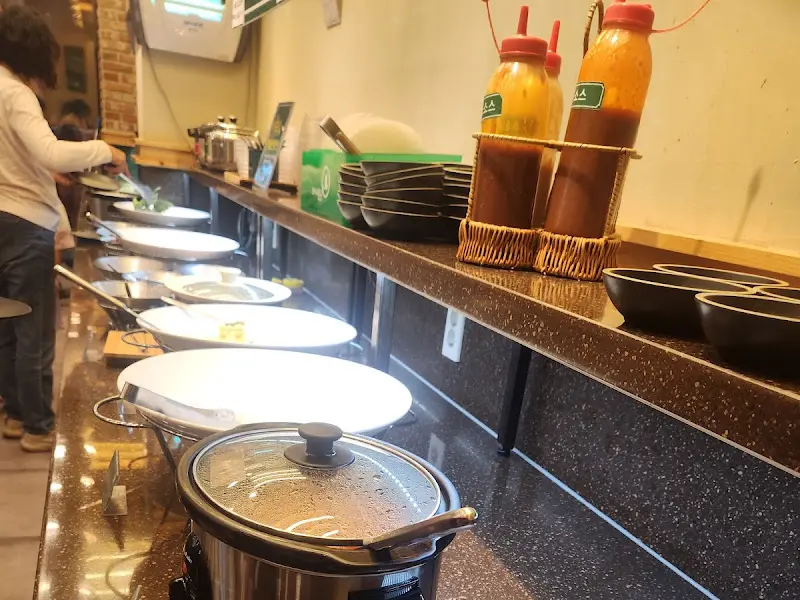 신선한 야채가 가득한 샐러드바