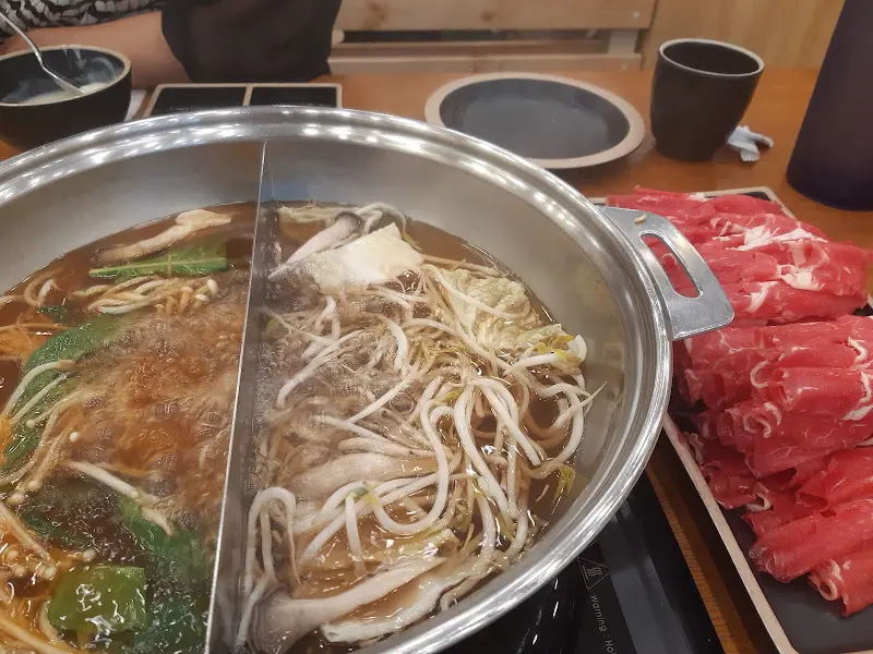 반반 육수에 야채와 고기를 넣은 모습