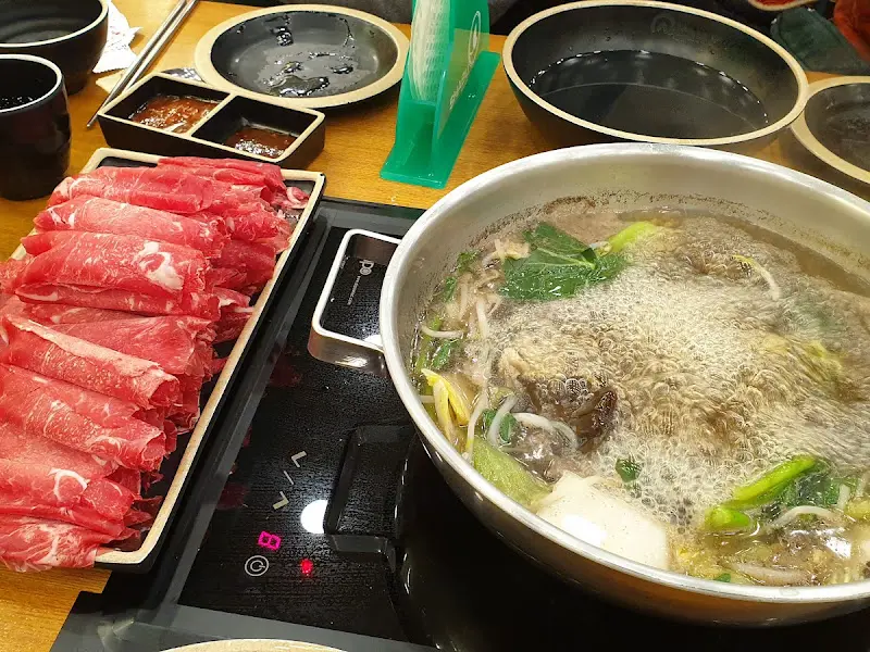 소고기 샤브샤브와 다양한 소스