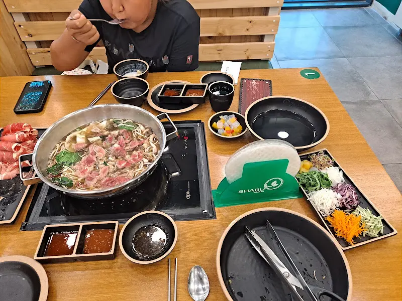 샤브샤브를 즐기는 모습