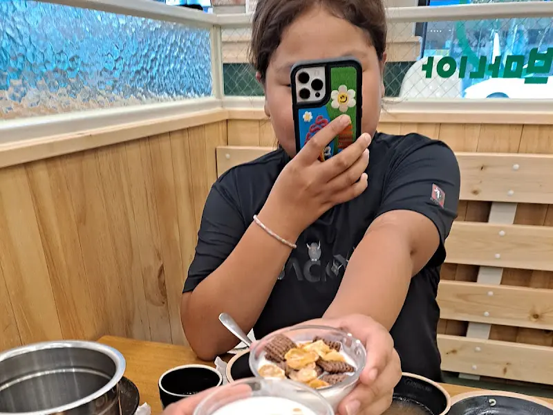 샤브마니아에서 식사 후 디저트를 즐기는 모습