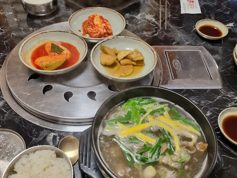 한우탕과 밑반찬 전체샷