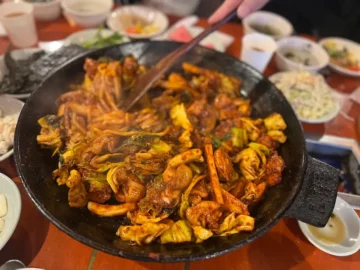 수원역, 그 설렘과 기다림 속에 피어난 춘천의 맛! 신림춘천집에서 맛보는 닭갈비의 향연!