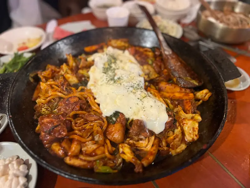 치즈 폭포가 쏟아지는 듯한 닭갈비의 비주얼