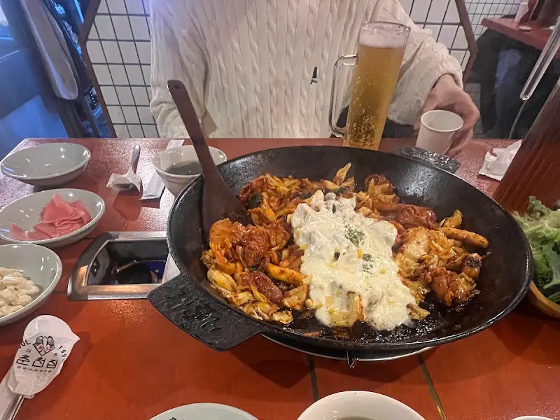 치즈 폭포 닭갈비와 시원한 맥주의 조화