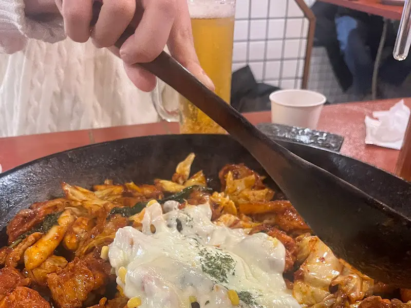 철판 위에서 볶아지는 닭갈비