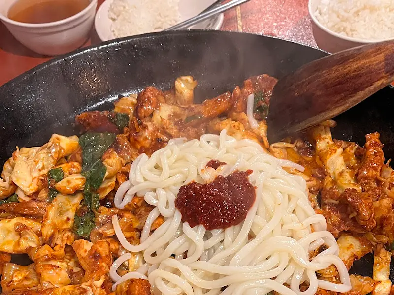 우동사리를 추가한 닭갈비의 모습