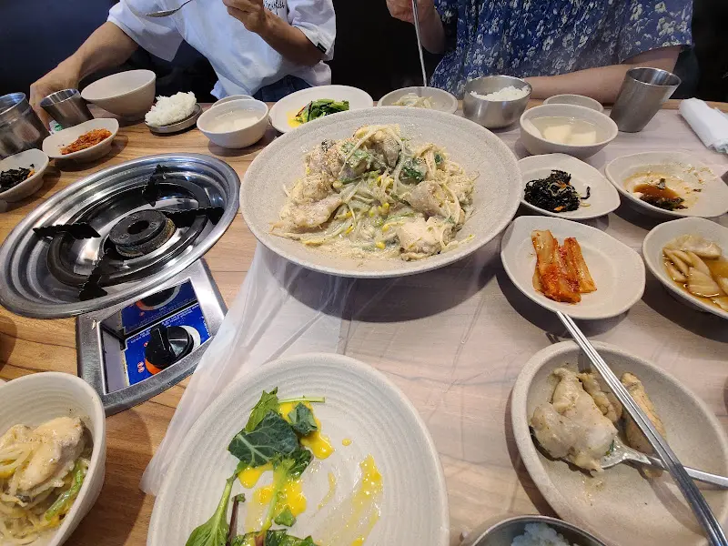 다채로운 반찬과 함께 즐기는 아구찜