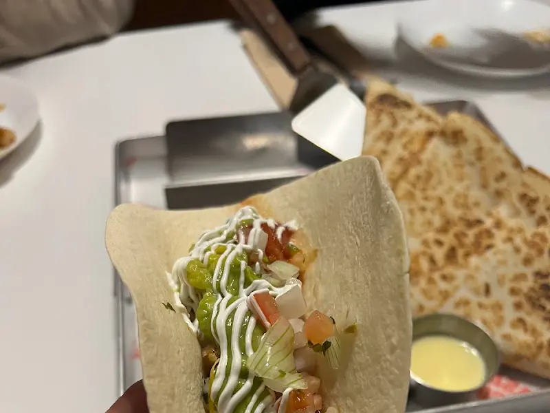 신선한 재료가 듬뿍 들어간 타코